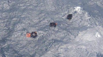 Vista aérea de varias personas a bordo de botes salvavidas después del naufragio de un barco cerca de la costa del noreste de Papúa Nueva Guinea.