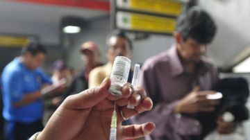 Un enfermero prepara una vacuna contra la gripe en un puesto de vacunación.
