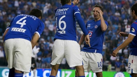 'Chaco' Giménez (10) felicita a Jair Pereira (6) después del primer gol de Cruz Azul ante Jaguares.