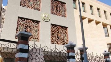 Embajada siria en El Cairo  tras haber sido atacada.