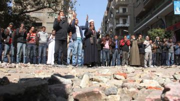 Los manifestantes rezan la oración del mediodía mientras continúan los enfrentamientos contra las fuerzas de seguridad en El Cairo, ayer.