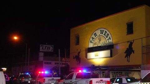 Decenas de vehículos policiales permanecen a las afueras del bar Far West en la madrugada de ayer.