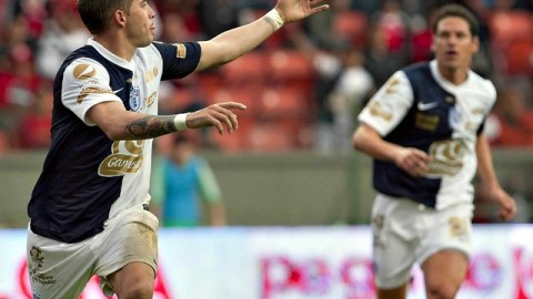 Cuando se jugaba tiempo de compensación, Toluca cometió un penal y Mauro Cejas cobró para el 4-3. Aquí festeja el triunfo.