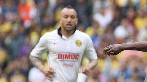 Christian Benítez (frente) y Carlos Salcido se enfrascan en una pelea por el balón en la cancha del  Estadio Azteca.