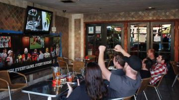 Aficionados miran el Super Bowl en un bar de Burbank, Calif. Muchos se quedaron en sus casas disfrutando del partido entre los Gigantes de Nueva York y los Patriots  de Nueva Inglaterra.