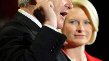 El candidato presidencial republicano Newt Gingrich (i) habla junto a su esposa, Callista (d), en un evento de campaña en Las Vegas.