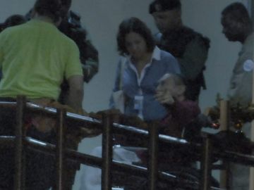 Manuel Antonio Noriega (c) a su llegada a la   cárcel.