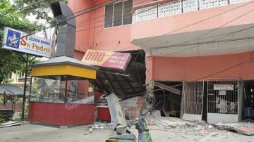 En la provincia de Negros, múltiples edificios resultaron afectados por el movimiento de tierra ocurrido hoy.