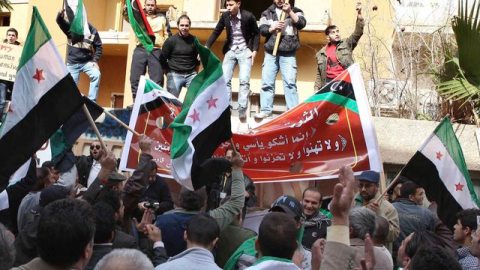 Sirios residentes en Libia se manifiestan en frente de la embajada rusa en Trípoli, ayer.