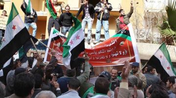 Sirios residentes en Libia se manifiestan en frente de la embajada rusa en Trípoli, ayer.