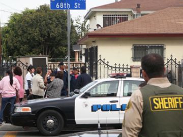 Padres protestan en la primaria Miramonte en LA donde dos profesores han sido acusados de cometer actos lascivos.