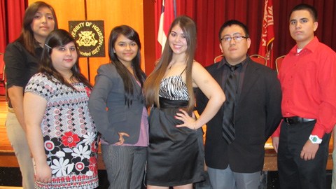 Los estudiantes (izq. a der.) Kassandra Toledo, Verónica Costilla, Aurora Díaz, Daisy García, Adrián Muñoz, Genaro Llave y Ángel Estala organizaron el primer Congreso de Líderes Jóvenes Hispanos en Houston.