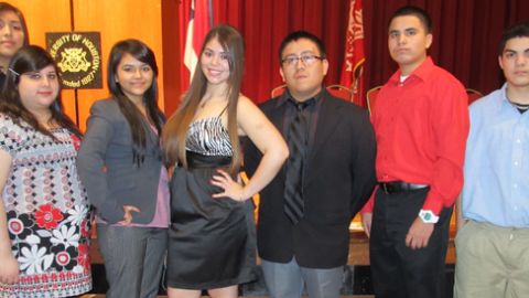 Los estudiantes (izq. a der.) Kassandra Toledo, Verónica Costilla, Aurora Díaz, Daisy García, Adrián Muñoz, Genaro Llave y Ángel Estala organizaron el primer Congreso de Líderes Jóvenes Hispanos en Houston.