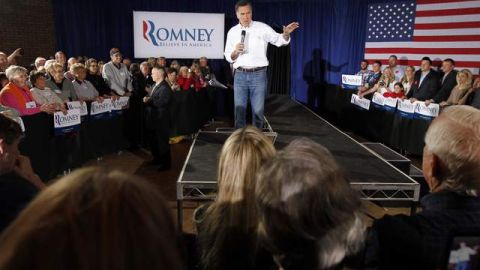 El precandidato republicano Mitt Romney habla durante una actividad  de campaña  en Colorado, donde habrá un caucus.