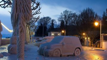 Las fuertes nevadas siguen causando problemas de circulación en toda Europa.