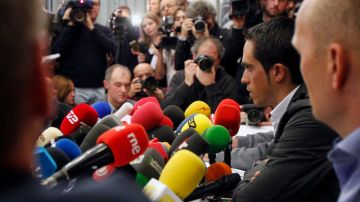 Alberto Contador defiende su posición en conferencia de prensa.