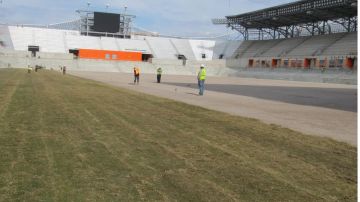 El césped está siendo instalado en el nuevo estadio del Dynamo de Houston.
