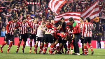 Jugadores del Bilbao festejan en grande su pase a la final de la Copa del Rey, instancia a la que han llegado en 36 ocasiones.