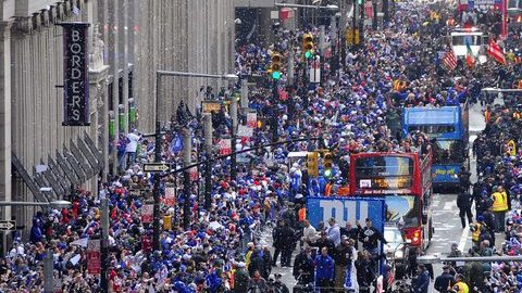 Cerca de un millón de personas, según calcularon las autoridades, salieron a saludar eufóricos a sus héroes ayer por el centro de Manhattan.