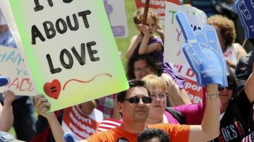 Una reciente encuesta reveló que el 53% de los  estadounidenses  cree que el gobierno federal debería reconocer legalmente los matrimonios gay.