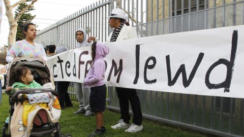 Padres protestan en la primaria Miramonte en LA donde dos profesores han sido acusados de cometer actos lascivos.