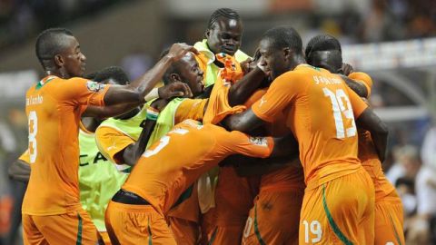 Costa de Marfil es la potencia de África gracias, en gran parte, a la cali- dad de  Didier Drogba, quien aquí es 'sepultado' por sus compañeros.