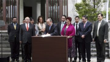 El presidente Felipe Calderón (c), cuando firmaba el  decreto, ayer.