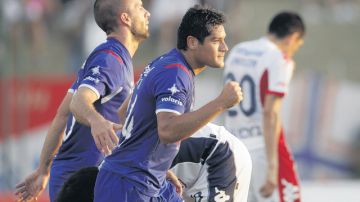 Javier Orozco (der.) festeja su segundo gol en el triunfo del Cruz Azulo por 2-1 ante Nacional en Paraguay.