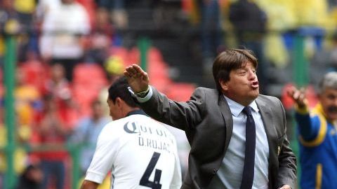 Miguel Herrera estudia los aspectos que debe de afinar en la práctica del equipo con miras a su encuentro  del sábado ante Atlas.