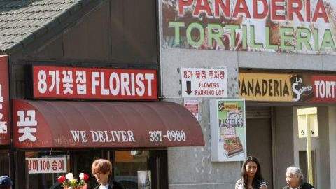 Latinos y asiáticos conviven en Koreatown, en la foto.
