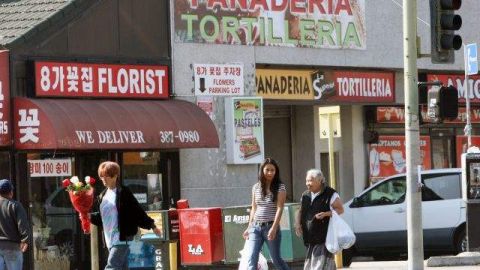 Latinos y asiáticos conviven en Koreatown, en la foto.