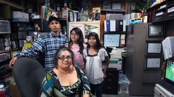 Lena Hernandez (en la foto con sus hijos) empezó su negocio de comida, con el préstamo de Financiera Confianza.