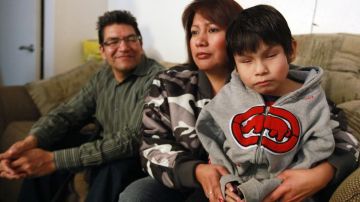 Eduardo Cholula sufre una rara enfermedad en la sangre. Aquí, con sus padres Olivia y Eduardo