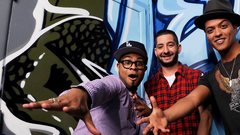Bruno Mars (der.) con los miembros de su equipo musical The Smeezington. Mars está nominado a seis Grammy.