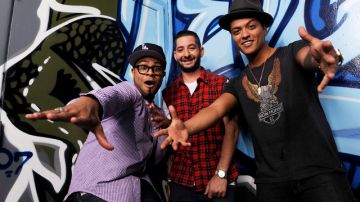 Bruno Mars (der.) con los miembros de su equipo musical The Smeezington. Mars está nominado a seis Grammy.