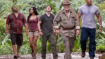Luis Guzmán, Vanessa Hudgens, Josh Hutcherson, Michael Caine  y Dwayne Johnson durante una escena de la película "Journey 2: The Mysterious Island" .