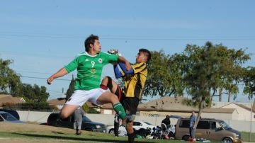 Acción del partido entre Aztecas (izq.) y  La Furia en el duelo de ida de los cuartos de final de la Division Libre.