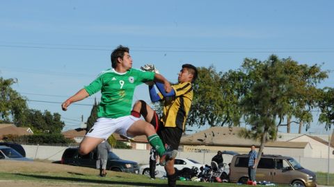 Acción del partido entre Aztecas (izq.) y La Furia en el duelo de ida de los cuartos de final de la Division Libre.