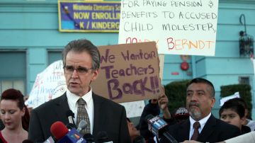 El presidente  del sindicato de maestros de Los  Ángeles, UTLA, Warren Fletcher, habla frente a la primaria Miramonte.