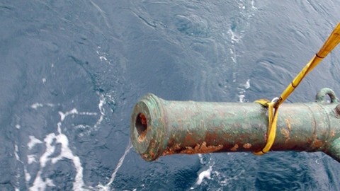 Un antiguo cañón español de bronce que pesa 42 libras, fue recuperado de los restos marítimos.