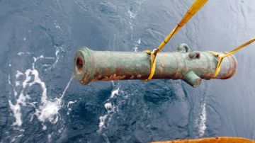 Un antiguo cañón español de bronce que pesa 42 libras, fue recuperado de los restos marítimos.