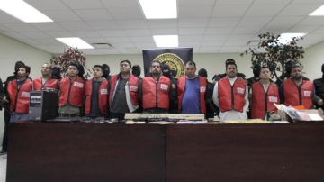 Autoridades presentaban a los presuntos sicarios vinculados con la organización criminal de Los Zetas en Monterrey.