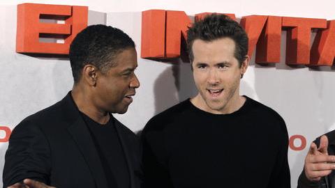 Denzel Washington y Ryan Reynolds, con el director de 'Safe House', Daniel Espinosa (der.).