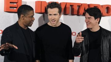 Denzel Washington y Ryan Reynolds, con el director de 'Safe House', Daniel Espinosa (der.).
