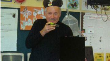 El maestro Mark Berndt vestido como Mickey Mouse y una de sus alumnas.