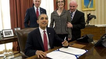 El presidente de los Estados Unidos, Barack Obama, con el vice presidente Jose Biden (i) la congresista Gabrielle Giffords (d) y su marido Mark Kelly (d).