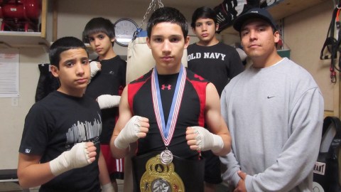 Los Rodríguez. Paul Rodríguez (der.) con sus hijos (der. a izq.)  Israel, Anthony, Judah y Jonathan en la cochera de su casa donde tienen su gimnasio.