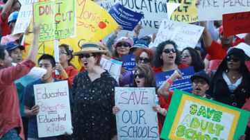 Cientos de estudiantes adultos salieron a protestar  frente al edificio del distrito escolar de Los  Ángeles.