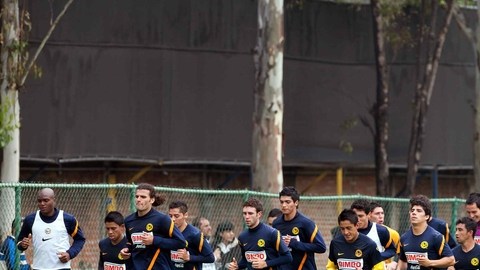 Jugadores del América se ejercitan durante un entrenamiento, de cara al encuentro ante los Zorros del Atlas.