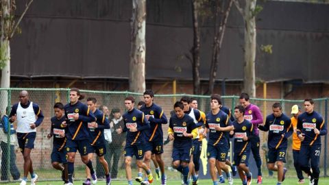 Jugadores del América se ejercitan durante un entrenamiento, de cara al encuentro ante los Zorros del Atlas.